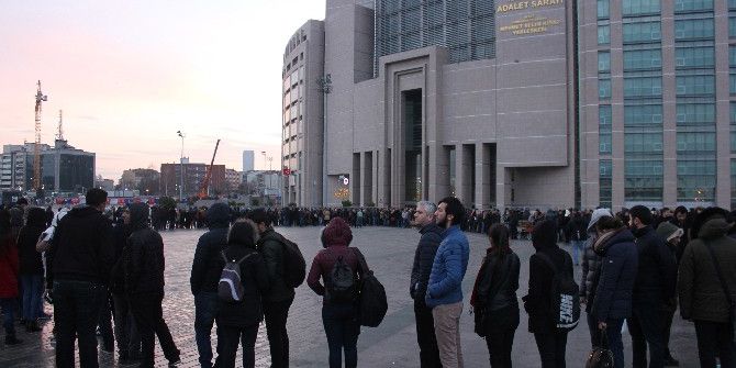 Adliye Önünde "Katiplik" Kuyruğu