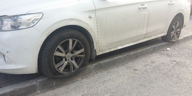 Beyoğlu’nda Gece Onlarca Aracın Lastiği Kesildi