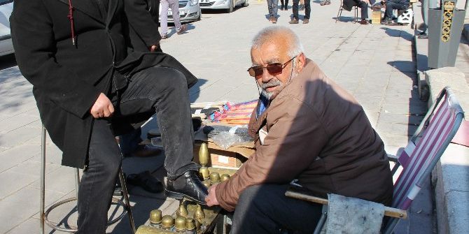 Hacca Gitmek İçin Ayakkabı Boyuyor
