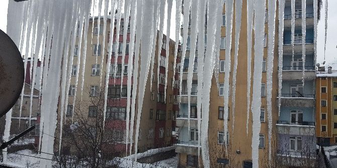 Tatvan’da Saçaklarda 3 Metrelik Buz Sarkıtları Oluştu