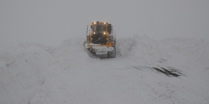Hakkari’nin Köy Ve Mezra Yolunda Karla Mücadele Sürüyor