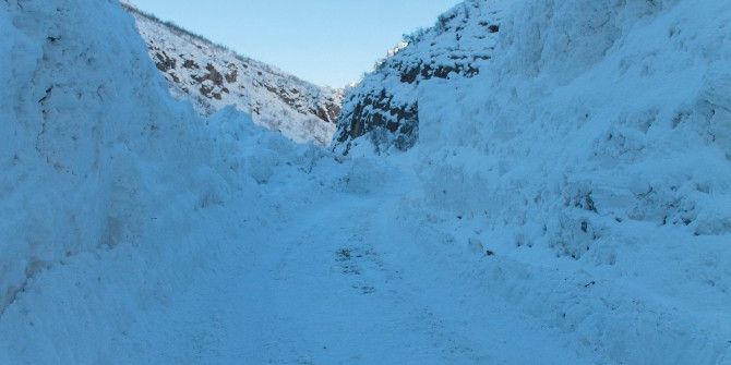 Beytüşşebap’ta Köy Yoluna Çığ Düştü
