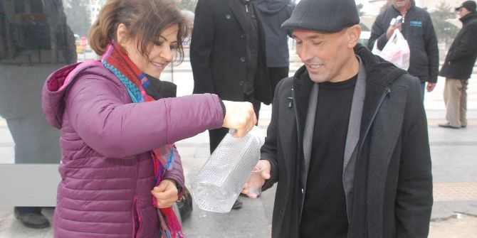 Yolda Bardak Bardak Ilık Su İkram Ettiler