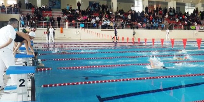 Van’da Yüzme Grup Yarışmaları Start Aldı