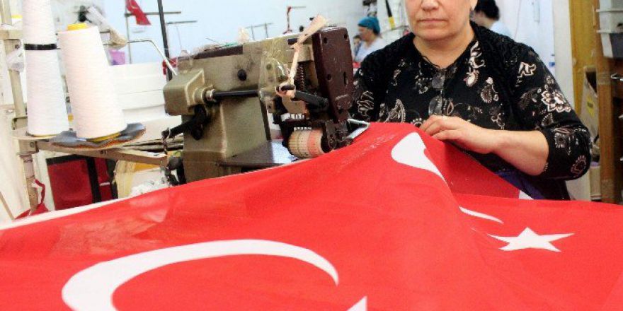 Bayrak Satışları Patladı, Bayrakçılar Talebe Yetişemiyor