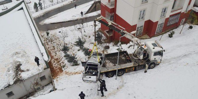 (Tekrar) Kontrolden Çıkan Araç Yaklaşık 30 Metre Yükseklikten Binanın Çatısına Düştü