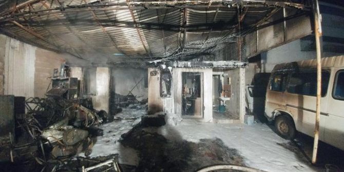 Oto Galaride Yangın: 3 Araç Yandı