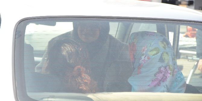 Kaza Sonrası Araç İçerisinde Mahsur Kaldılar