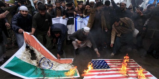 Pakistan’da Hint Ve Abd Bayrakları Yakıldı