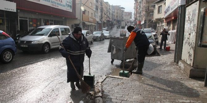 Karabağlar’da Çöpler Toplanmaya Başlandı