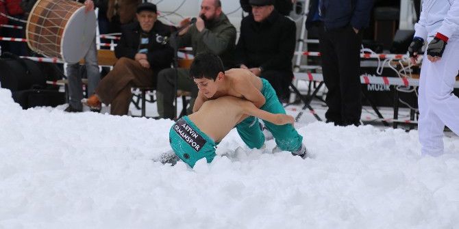 Kar Üzerinde Önce Horon Oynadılar Sonra Güreştiler