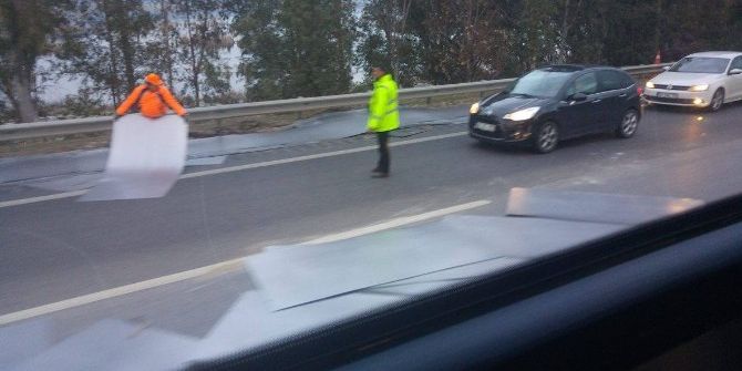 Devrilen Kamyondan Otoyla Adeta Sac Tabakası Yağdı