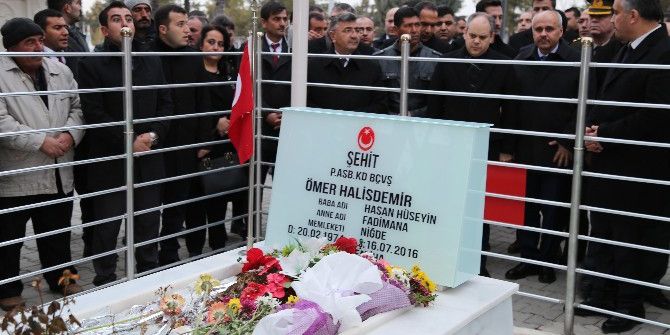 Gençlik Ve Spor Bakanı Kılıç, Ömer Halisdemir’in Mezarını Ziyaret Etti