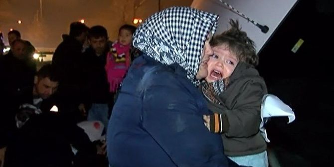 Kaza Yapan Araç Ağaca Çıktı: 1’i Bebek 4 Yaralı