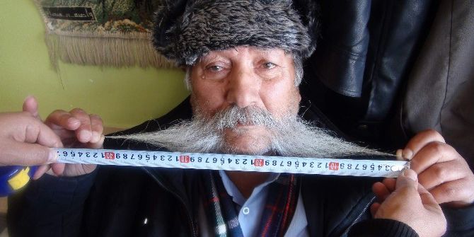 8 Yıldır Uzattığı Bıyıklarını Sadece Berber Olan Oğluna Emanet Ediyor