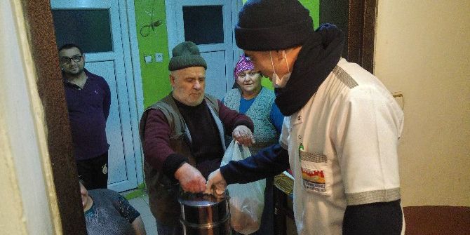 Zeytinburnu Belediyesi Aşevi’nde 12 Ay Boyunca Vatandaşlara Sıcak Çorba İkramı