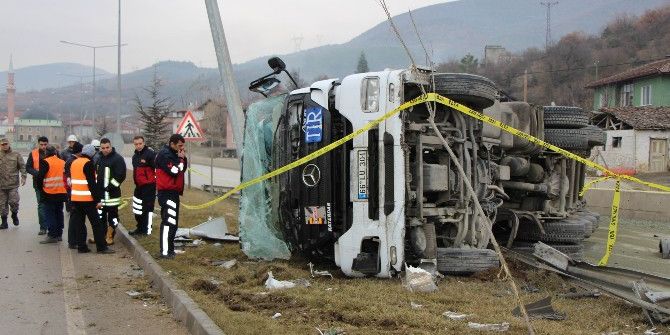 Tır Sürücüsü Kazada Hayatını Kaybetti