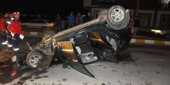 Burhaniye’de Otomobil Orta Refüje Çarpıp Takla Attı