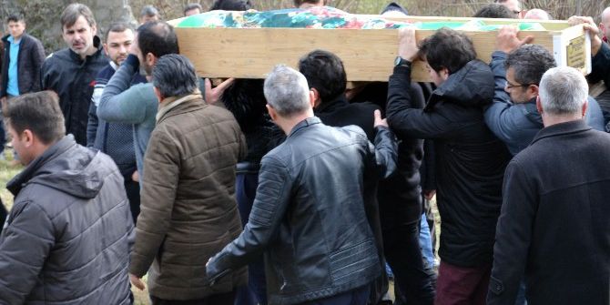 Yatağında Ölü Bulunan Nişanlı Genç Kız Gözyaşlarıyla Defnedildi