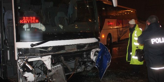 Kontrolden Çıkan Yolcu Otobüsü Otomobile Çarptı: 2 Yaralı