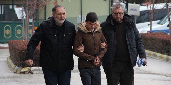 Küfür Eden Arkadaşını Bıçakladı