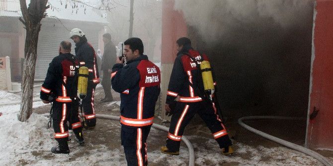 Elazığ’da Yangında 5 Kişi Dumandan Etkilendi
