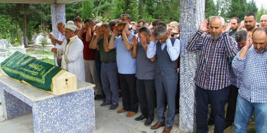 Görevden Alınınca İntihar Eden Kaymakam Toprağa Verildi