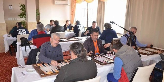 5. Ege Tavla Dernekleri Dayanışma Turnuvası Kuşadası’nda Başladı