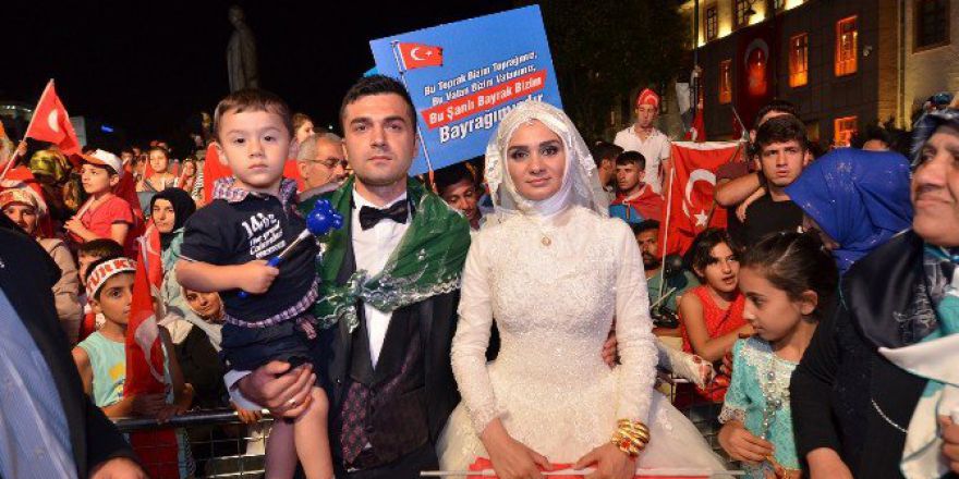 Nikahtan Sonra Soluğu Demokrasi Nöbetinde Aldılar