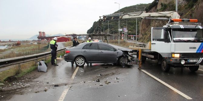 Otomobil Karşı Şeride Geçip Bariyerlere Çarptı: 2 Yaralı