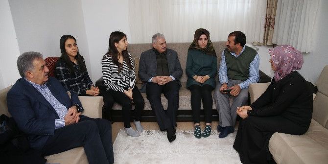 Başbakan Yıldırım Kendisini Davet Eden Vatandaşın Evine Konuk Oldu