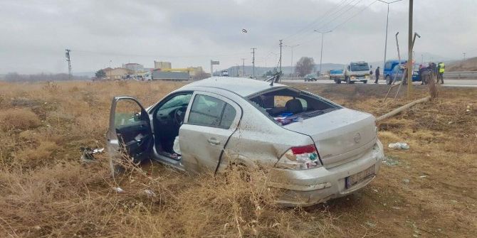 Kontrolden Çıkan Otomobil Tarlaya Uçtu: 3 Yaralı