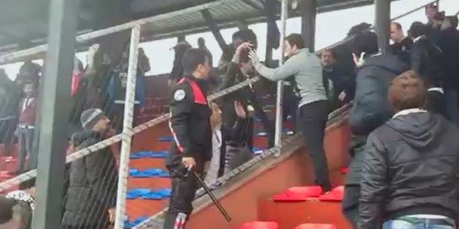 Kadınlar Futbol Oynadı, Erkekler Tribünde Kavga Etti
