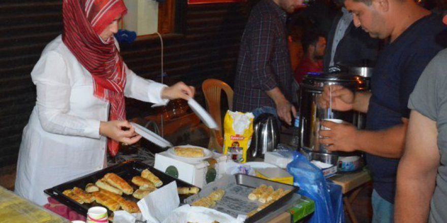 Kadınlar, Demokrasi Nöbetçilerine Börek Yapıp Dağıttı