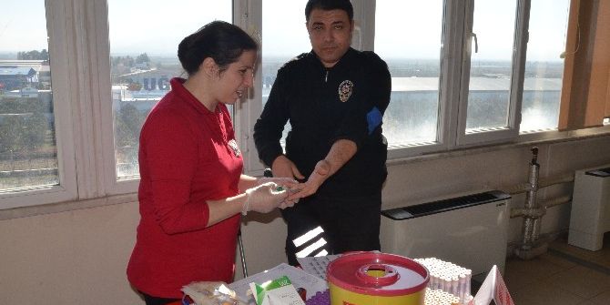 Polisler Kızılay’a Kan Bağışladı