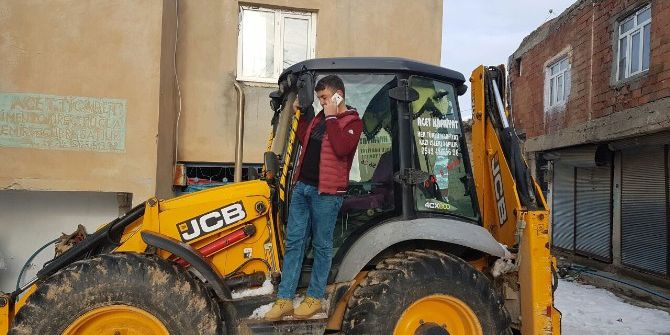 Telefonla Konuşabilmek İçin Damlara Ve Tepelere Çıkıyorlar