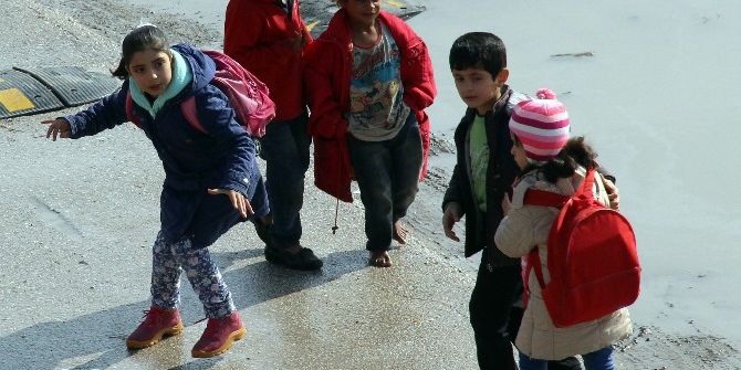 Akranları Okul Yolunda Onlar Yalın Ayak Yolda