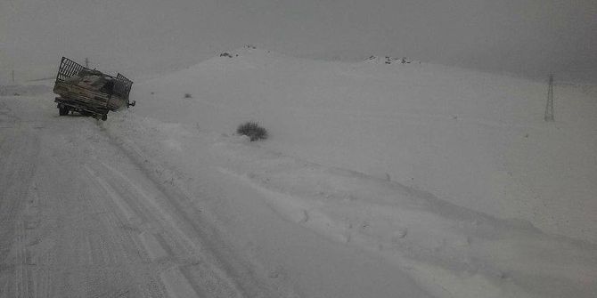 Kara Saplanan Kamyonet Son Anda Uçuruma Yuvarlanmaktan Kurtuldu