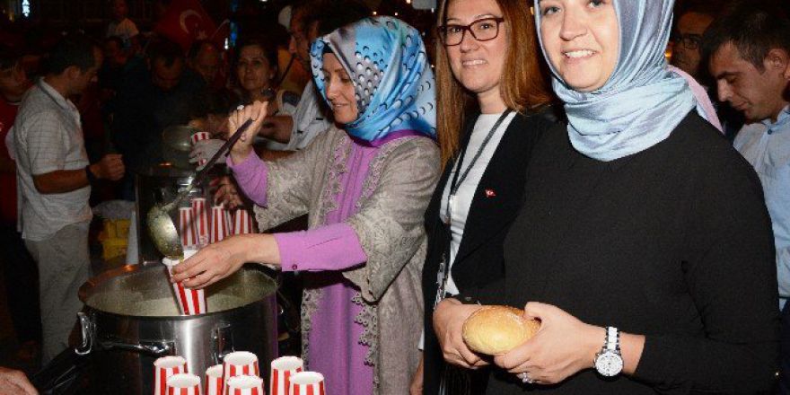 Turan Demokrasi Nöbetinde Çorba Dağıttı
