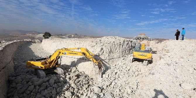 Haliliye’de Dağlar Yollara Dönüşüyor