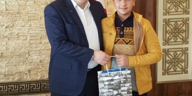 Kaymakam Başarılı Öğrenciyi Ödüllendirdi