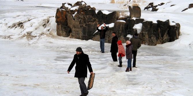Buz Tutan Bendimahi Çayı’nda Kayak Yapıp Semaver Çayı İçtiler