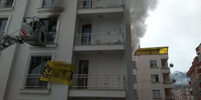 Rize’de Bir Apartman Dairesinde Çıkan Yangın Paniğe Neden Oldu