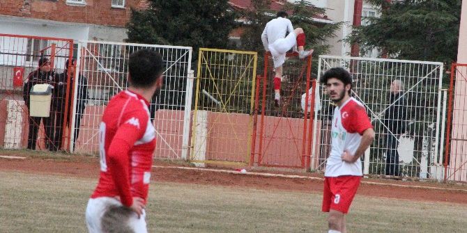 Kırmızı Kart Gören Sporcu Tellerin Üstünden Atladı