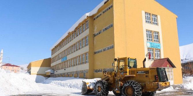 Bitlis’te Okul Bahçeleri Ve Kaldırımlar Kardan Temizleniyor