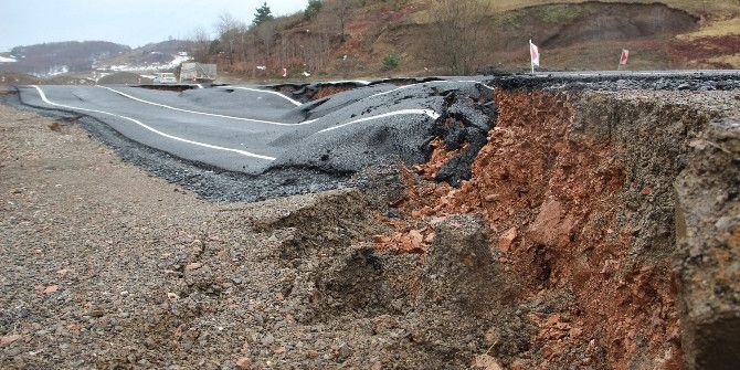 Zonguldak’ta Karayolu Çöktü