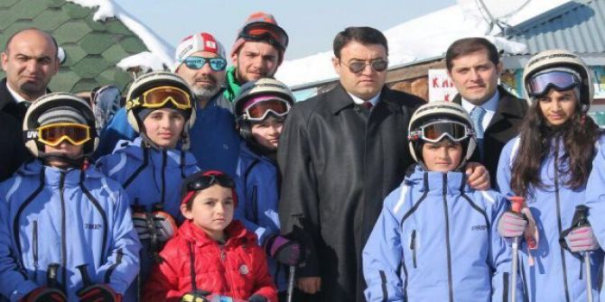 Tutaklı Öğrencilere Kayak Malzemesi Desteği