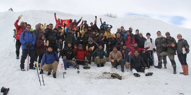 Doğaseverler Zirveye Kar Üzerinde Yürüyerek Tırmandı