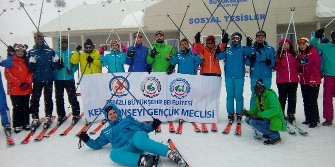 Denizli’de Gençler Kayak Öğreniyor