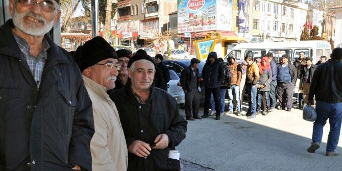 Toki Konutlarına Kayıt Yaptırmak İsteyen Vatandaşlar Uzun Kuyruklar Oluşturdu